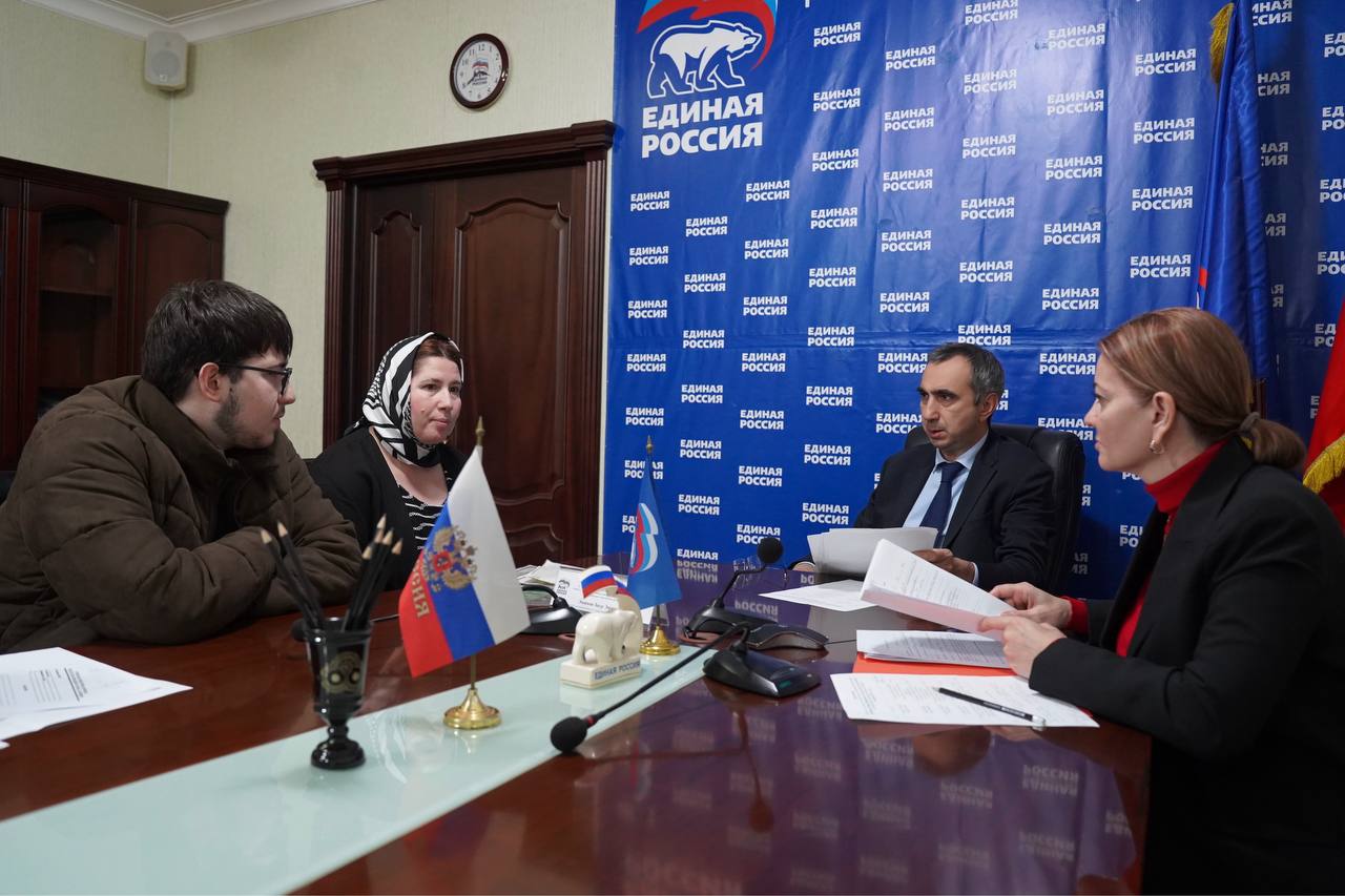 Заур Эминов провёл личный приём граждан в общественной приёмной партии «Единая Россия»